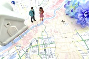 住宅ローン減税とハザードエリアの関係を確認しながら家づくりを検討する家族のイメージ