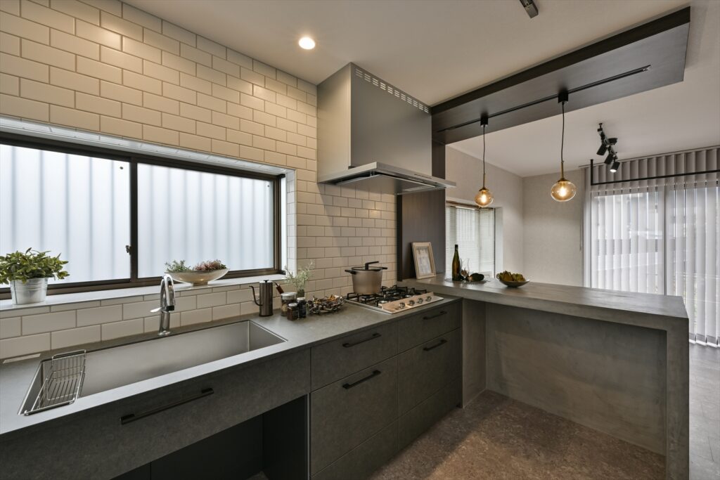 入間市の実家リノベーション後のキッチン（タイル壁とレンジフード）