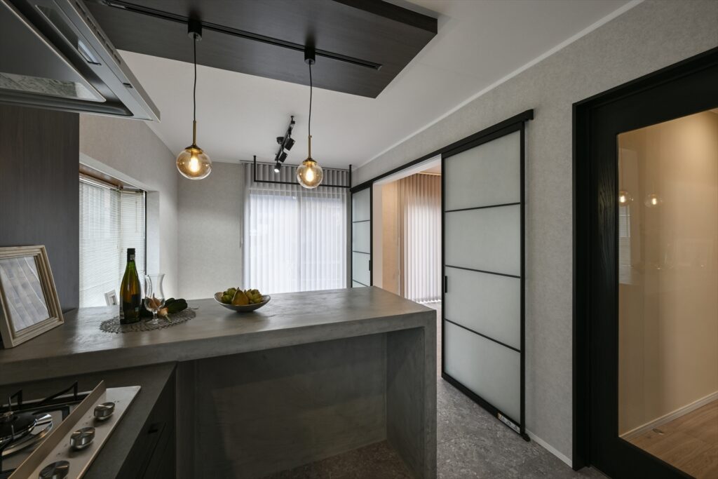 入間市の実家リノベーション後のキッチンカウンター（ペンダント照明）