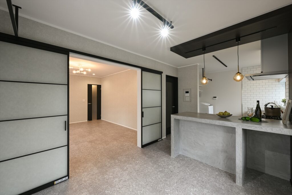 入間市の実家一階全面リノベーション後のLDK（キッチンカウンターと引き戸）