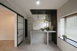 入間市の実家一階全面リノベーション後のLDK（キッチンと引き戸）