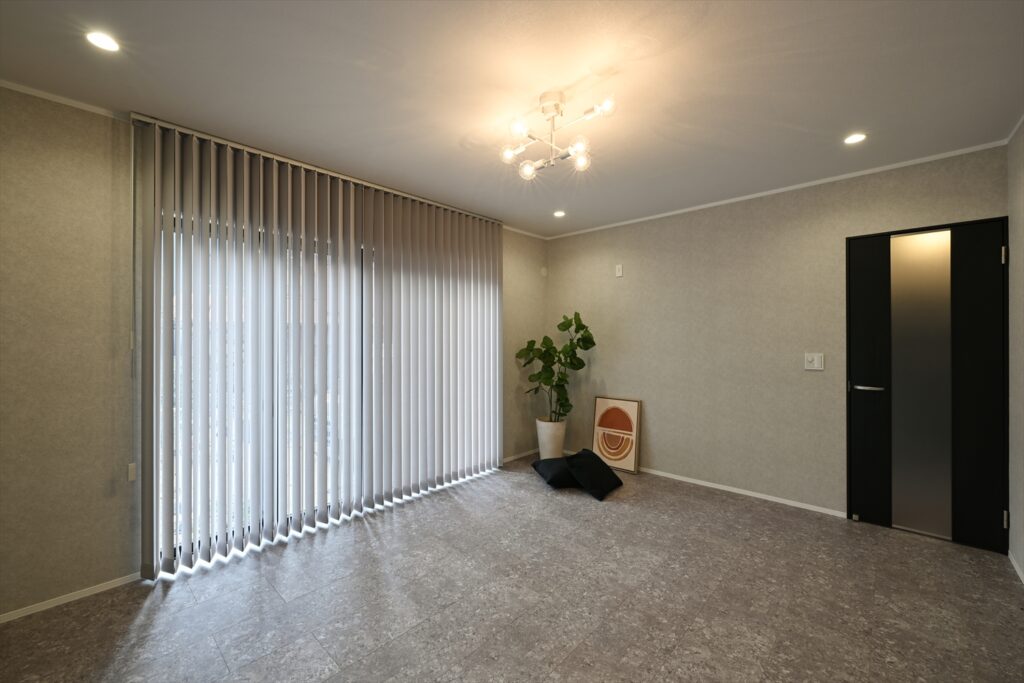 入間市の実家リノベーション後のリビング（バーチカルブラインド）