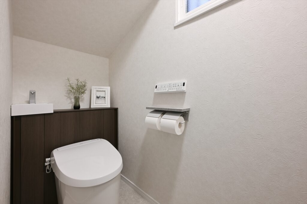 入間市の実家リノベーション後のトイレ（手洗い器付き収納）