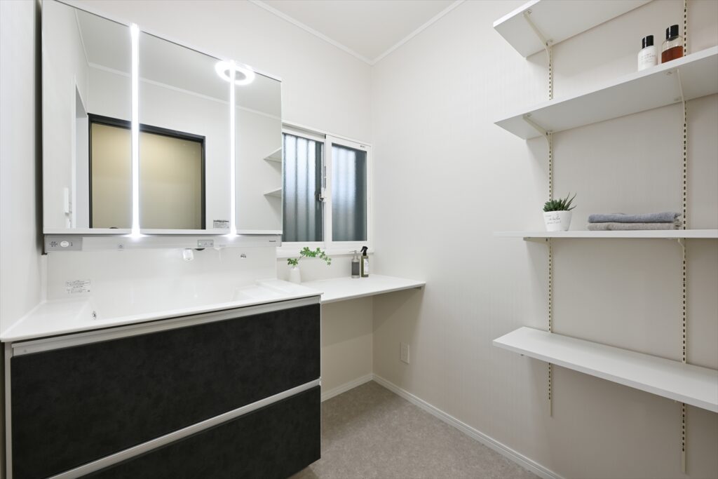 入間市の実家リノベーション後の洗面脱衣室（ミラーと可動棚）