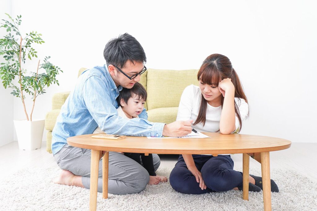 所沢市で注文住宅の契約前チェックをする家族