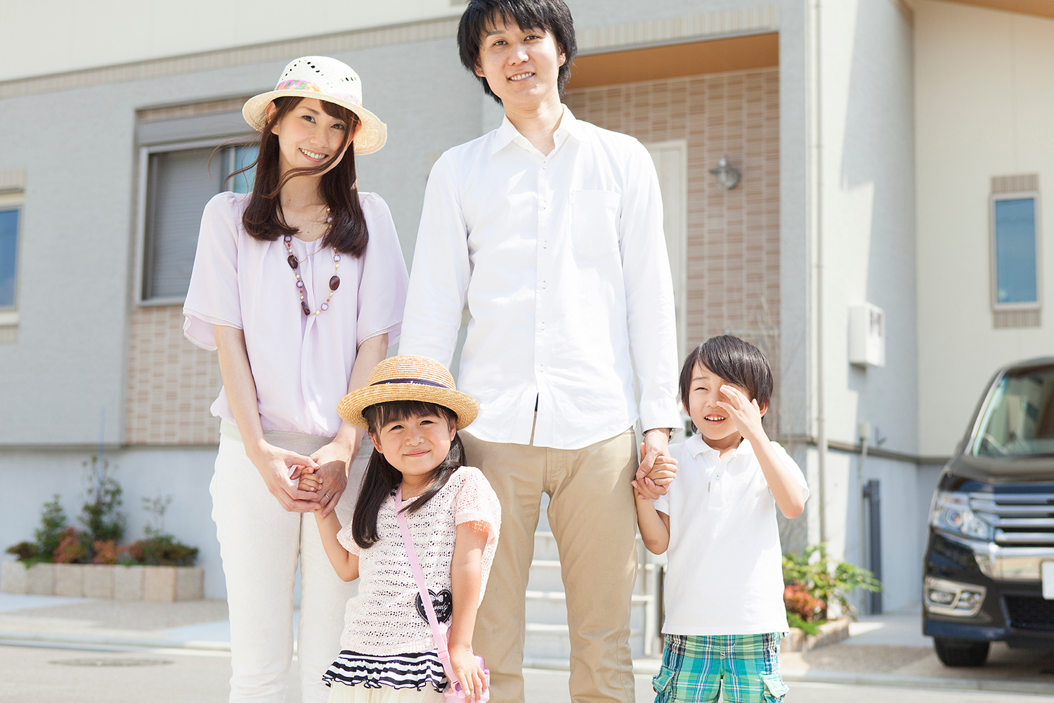 補助金を活用して新築した家の前に立つ家族のイメージ画像