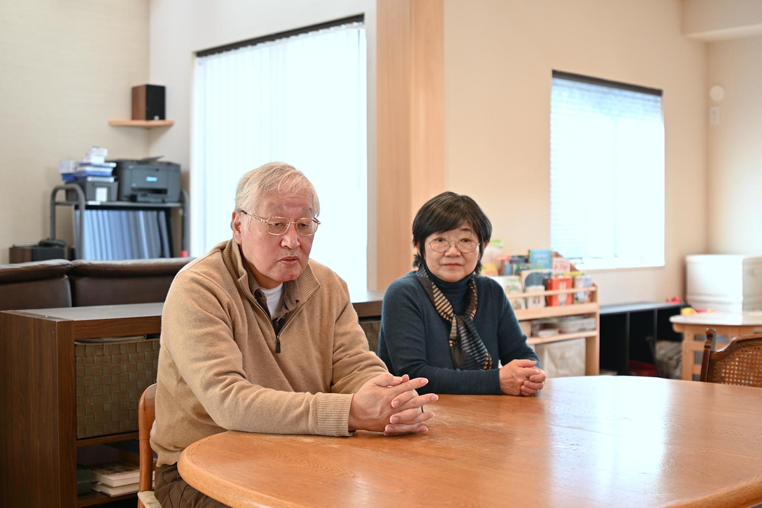 WELL+の自然素材の注文住宅の住み心地について語るK様ご夫妻