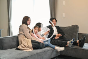 ソファでくつろぐ所沢市H様ご家族(WELL+注文住宅オーナーズインタビュー)