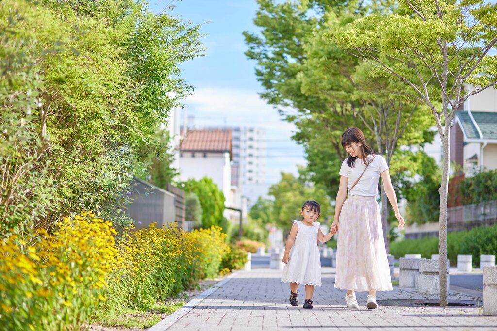 所沢市で子育てする共働きファミリーのイメージと住宅街の風景