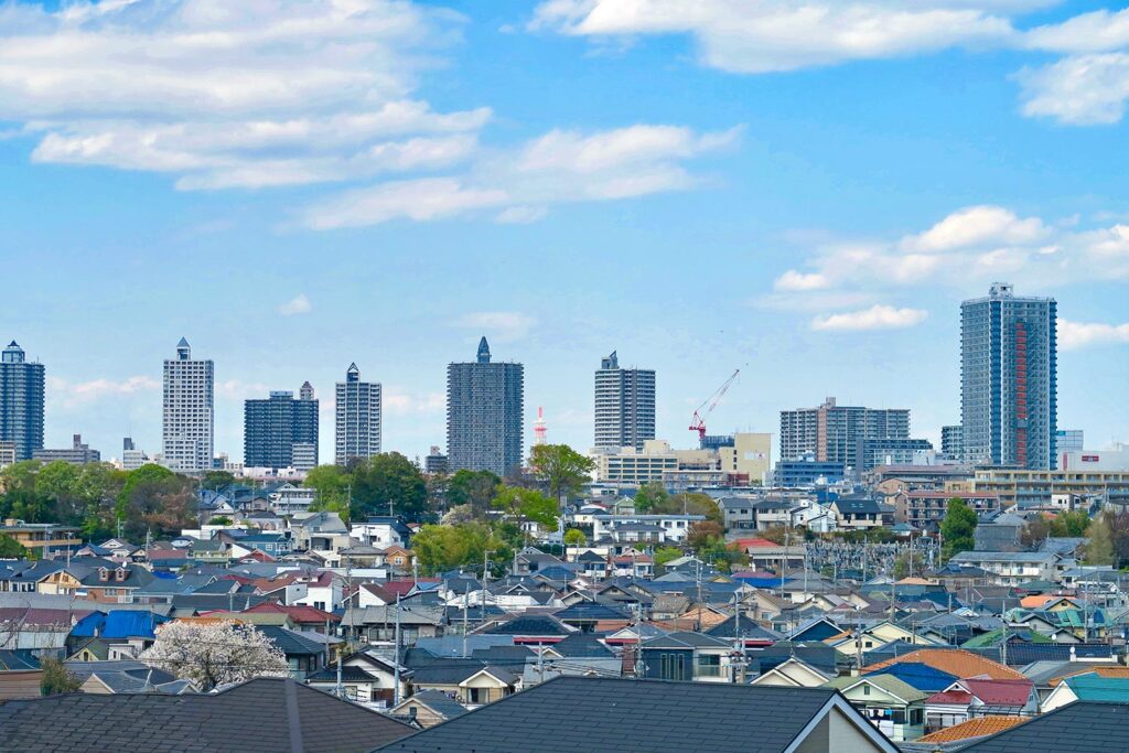 所沢駅前の商業施設と駅前広場の様子