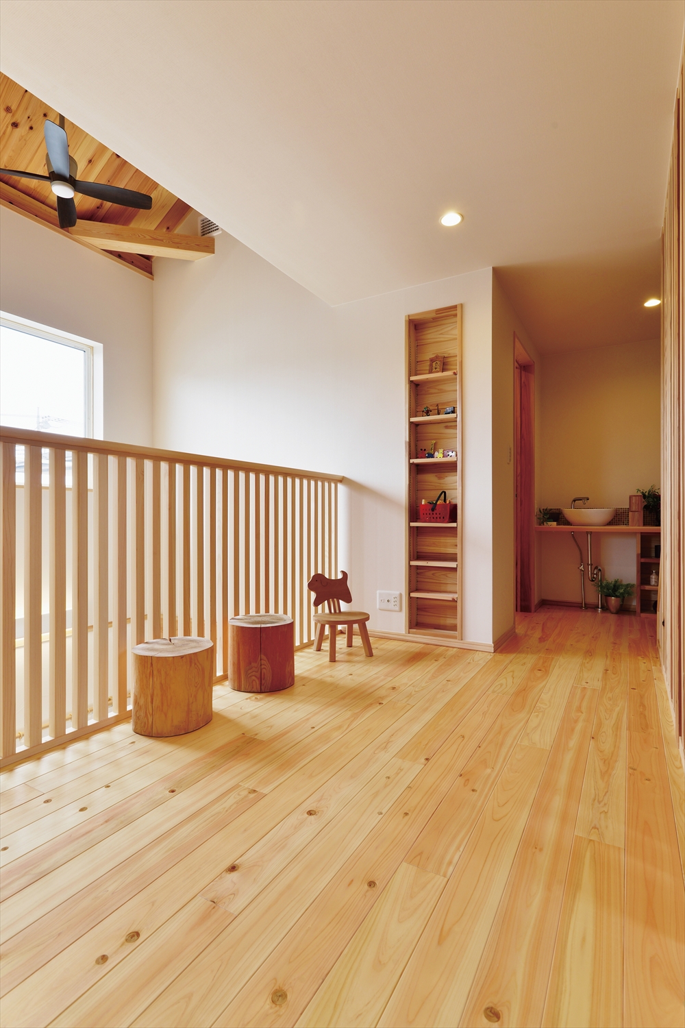 2階ホール/吹抜けに面した家族のフリースペース(埼玉県所沢市|WELL+)