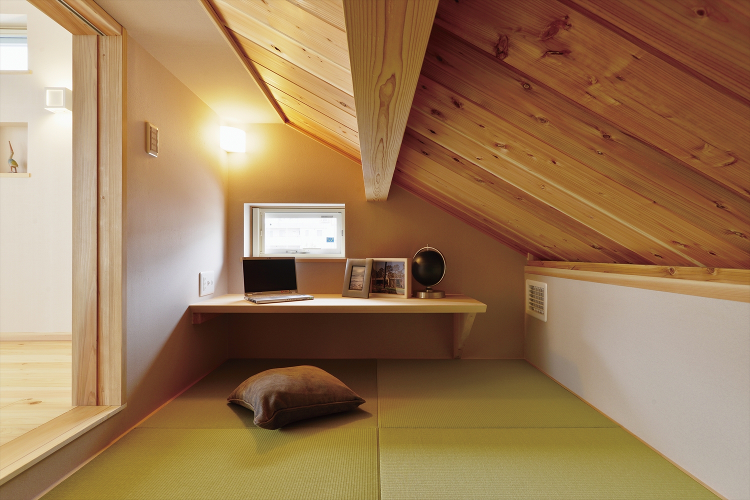 小屋裏スペース/畳敷きのこもれる書斎コーナー(埼玉県所沢市|WELL+)