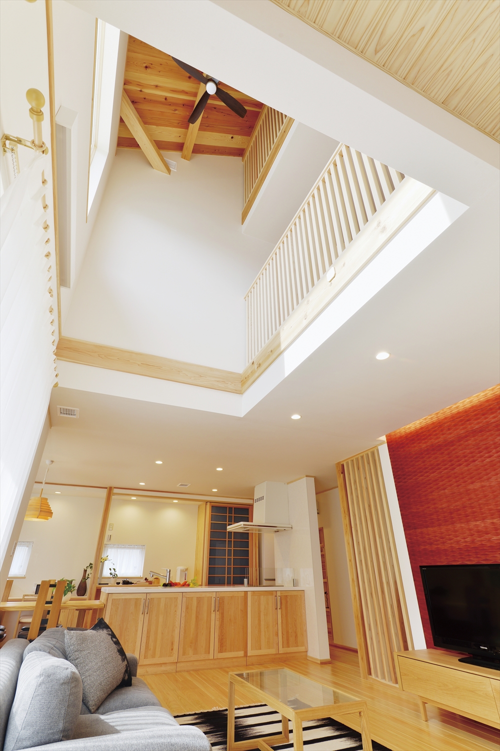 LDK/吹抜けと2階ホールがつながるリビング(埼玉県所沢市|WELL+)