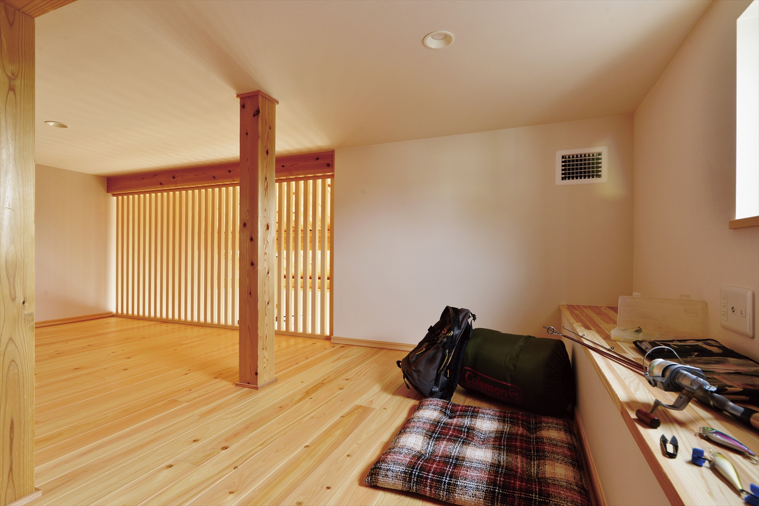 小屋裏収納/アウトドア用品をまとめた趣味スペース(埼玉県所沢市|WELL+)