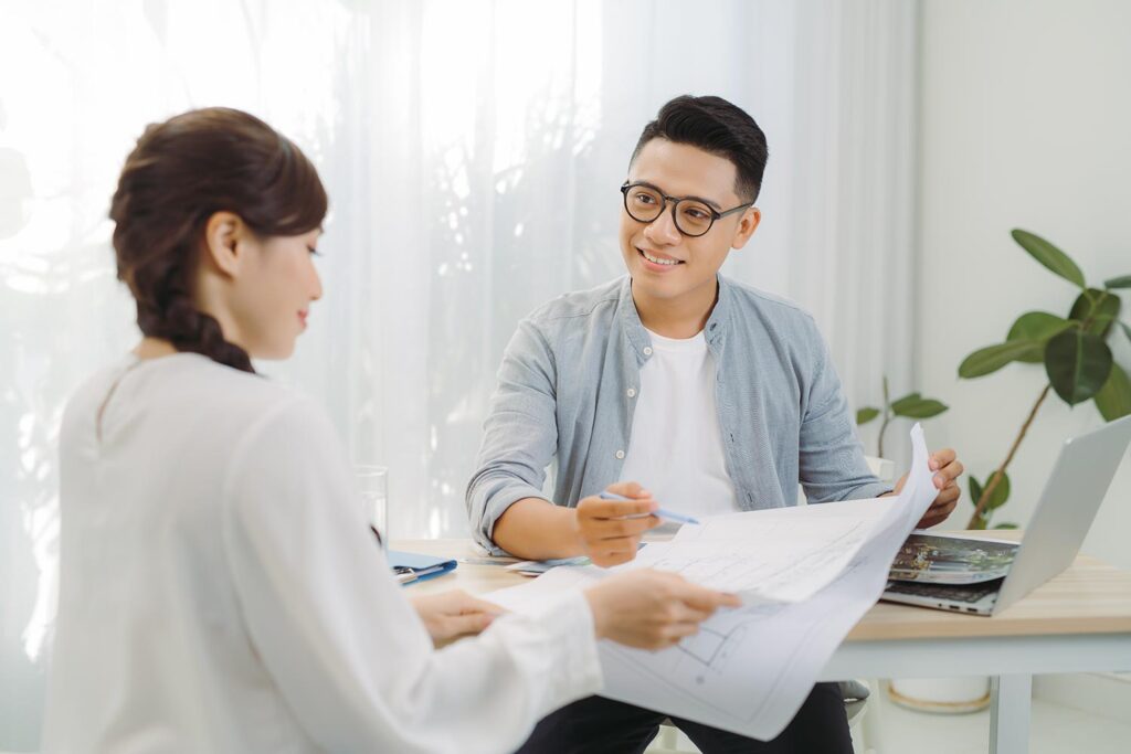 注文住宅の図面を確認する様子