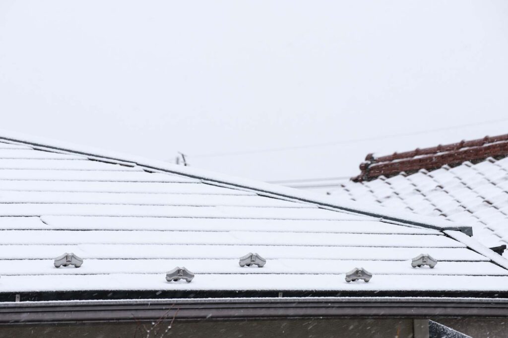 雪止め金具が付いた屋根の様子｜狭山市 リフォーム