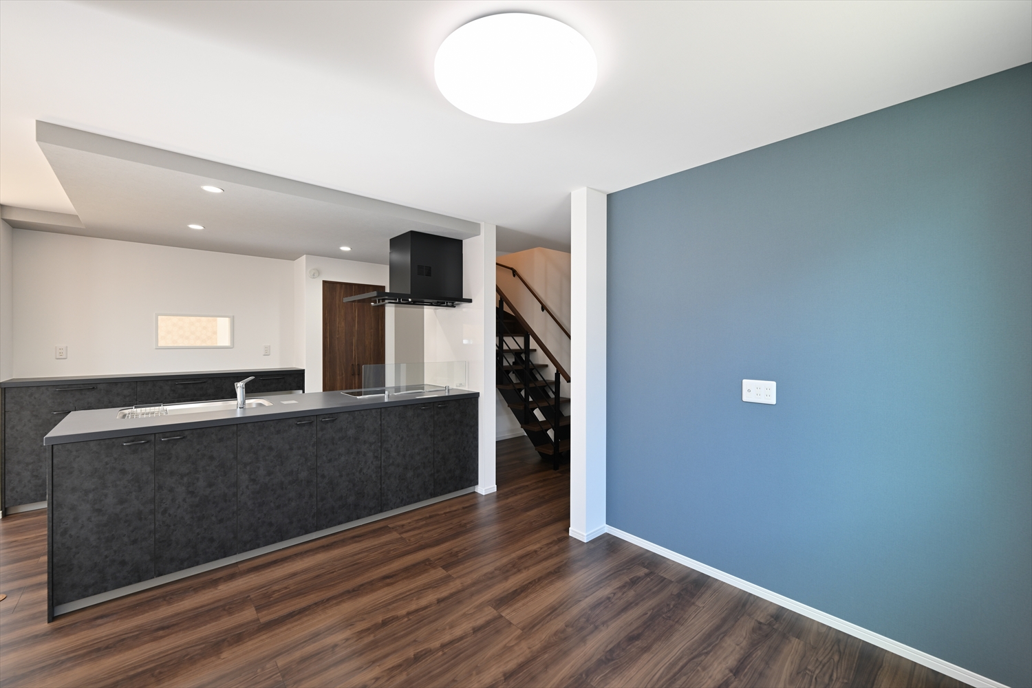 アクセントクロスが映えるLDK（ペニンシュラキッチン）