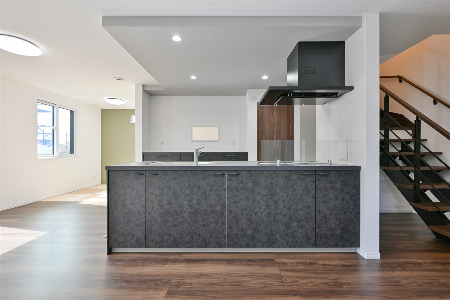 キッチンから見渡せるLDKと畳コーナー