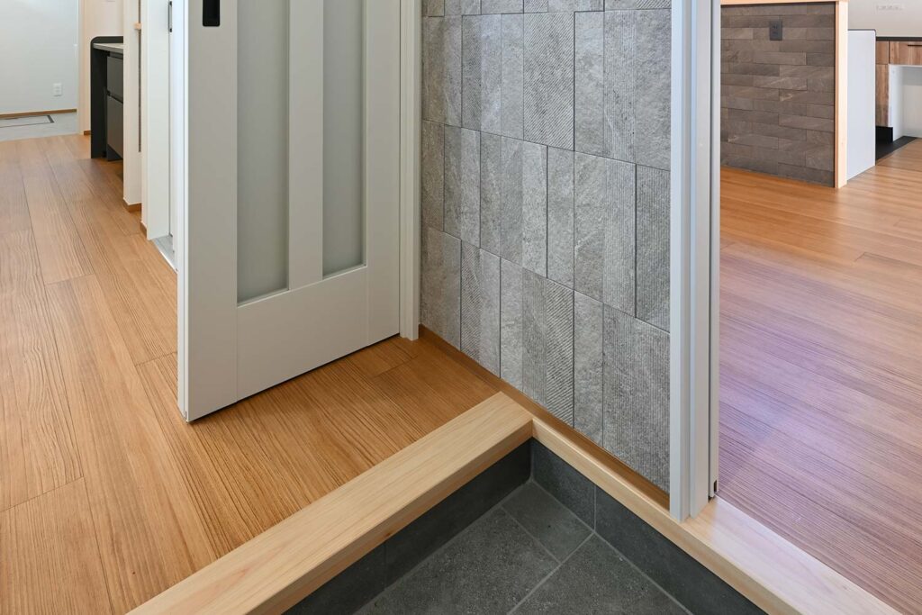 猫の脱走対策になる玄関ホールの引き戸｜二重区画の間取り例