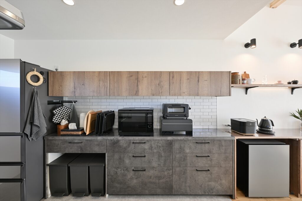 注文住宅で家事効率を高めるキッチン背面収納と家電置き場の配置例