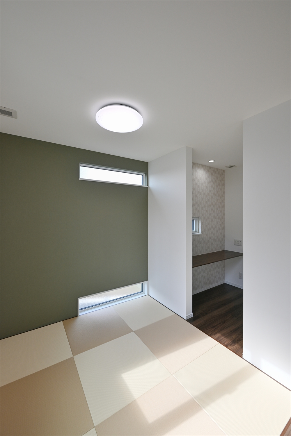 畳コーナー横のカウンター付きワークスペース