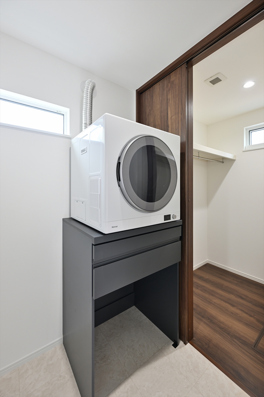 ランドリースペース（ガス乾燥機付き）と収納