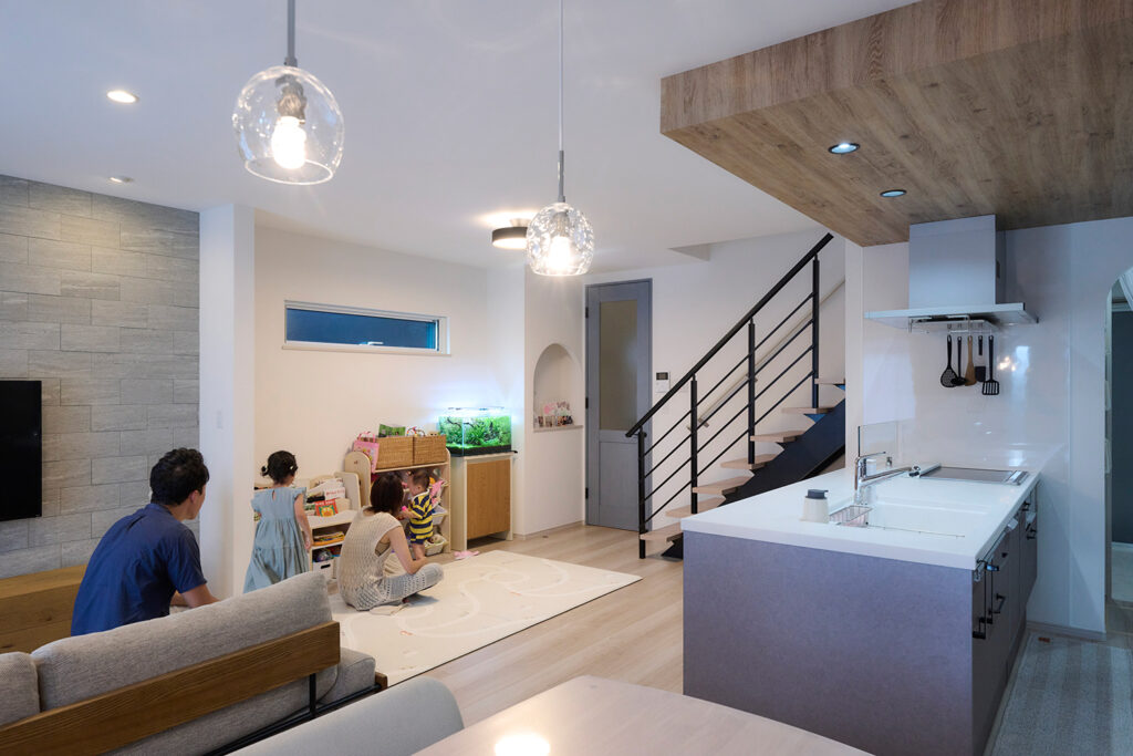 対面キッチンからリビングを見渡せる子育てしやすい注文住宅の間取り