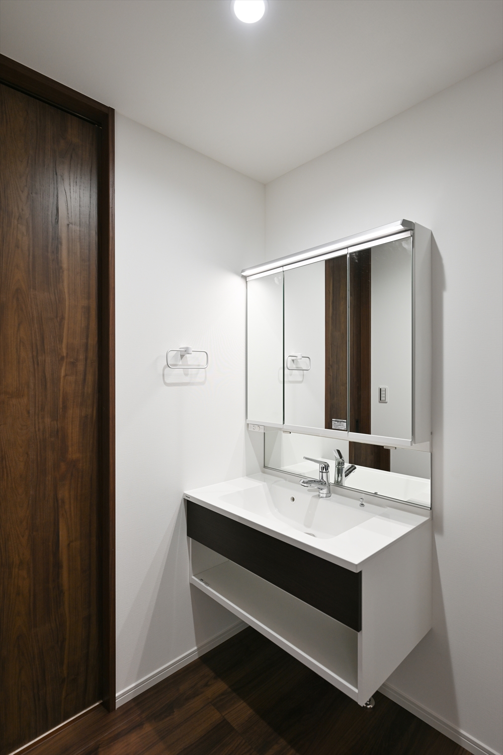 三面鏡付き洗面化粧台と洗面スペース