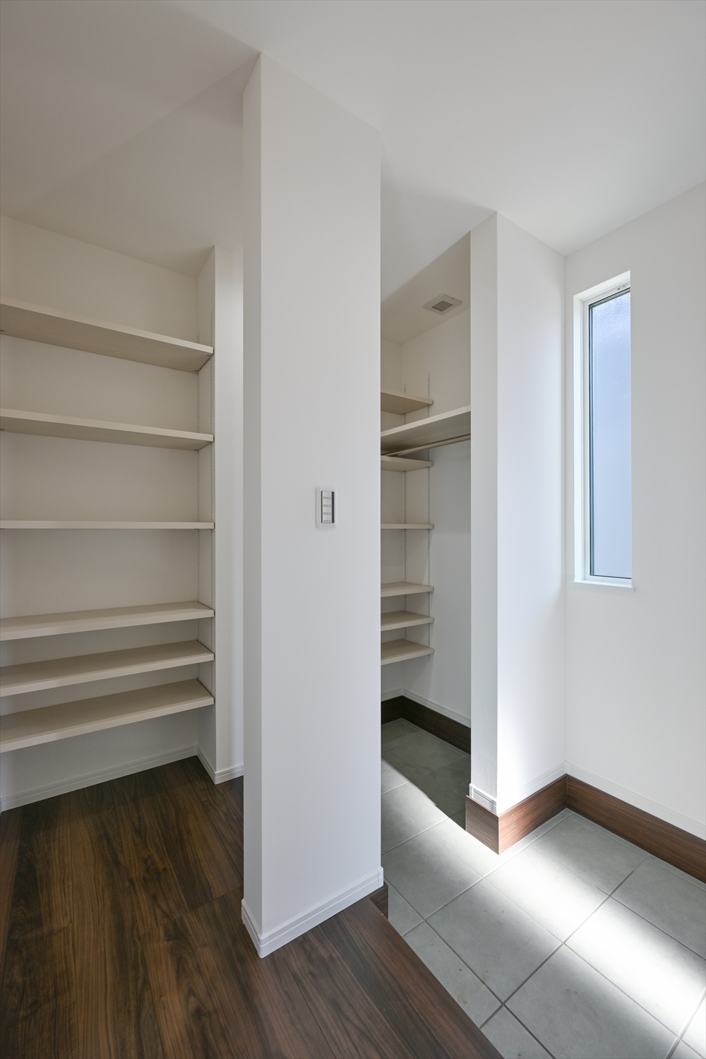 玄関土間からつながるシューズクローク（可動棚付き）