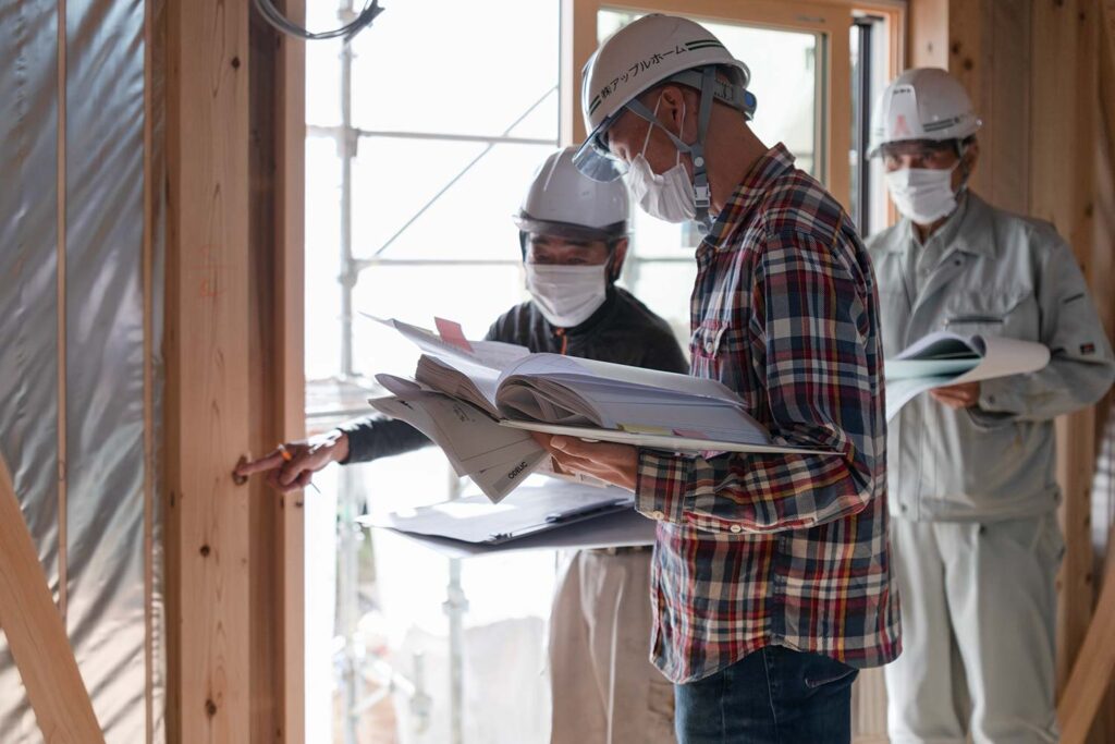 注文住宅の現場で配線やスイッチ位置を確認する様子