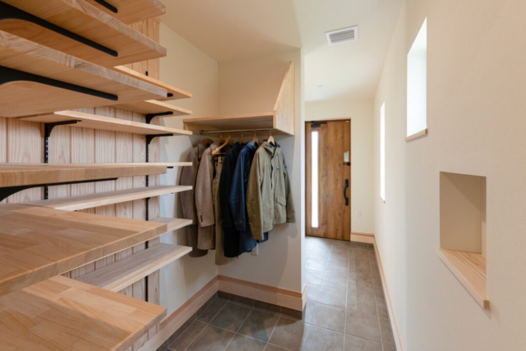 上着掛けも備えたシューズクロークのハンガーパイプ