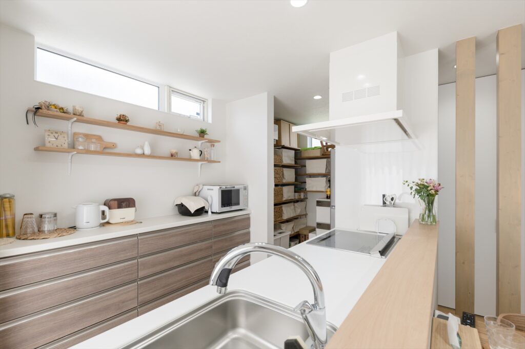 壁面収納やパントリーで生活感を抑えた室内