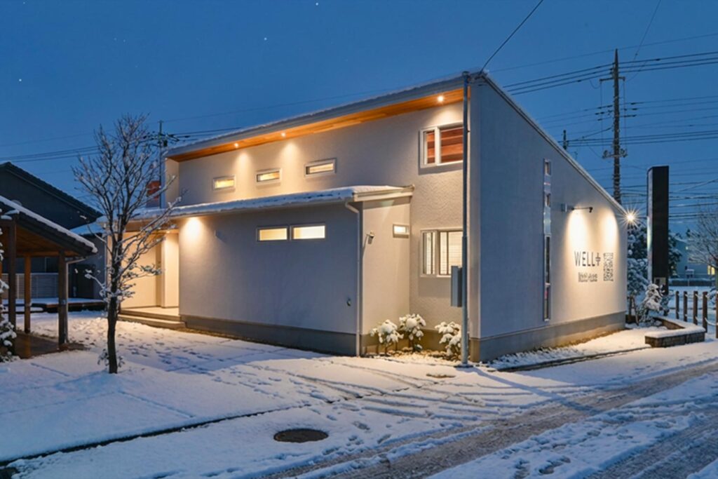 冬の空気の中にたたずむモデルハウス外観