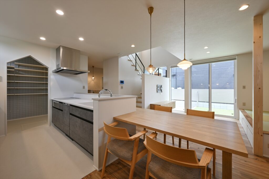 注文住宅の家事効率を高める回遊動線キッチンとパントリーの配置例