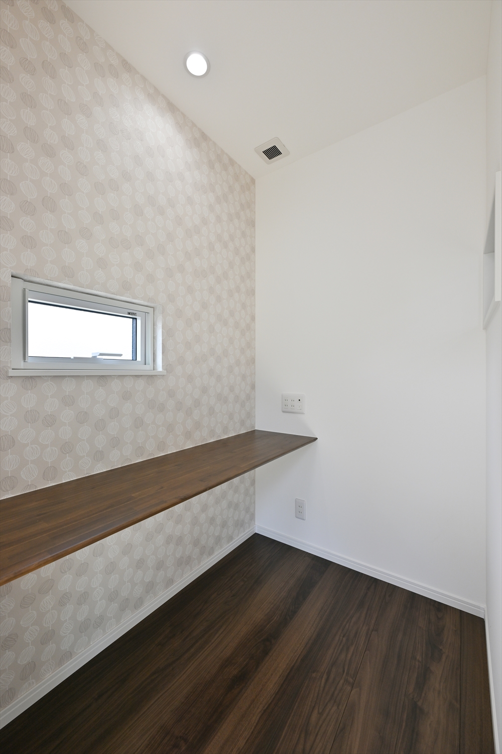 壁付けカウンターのあるコンパクトな書斎スペース