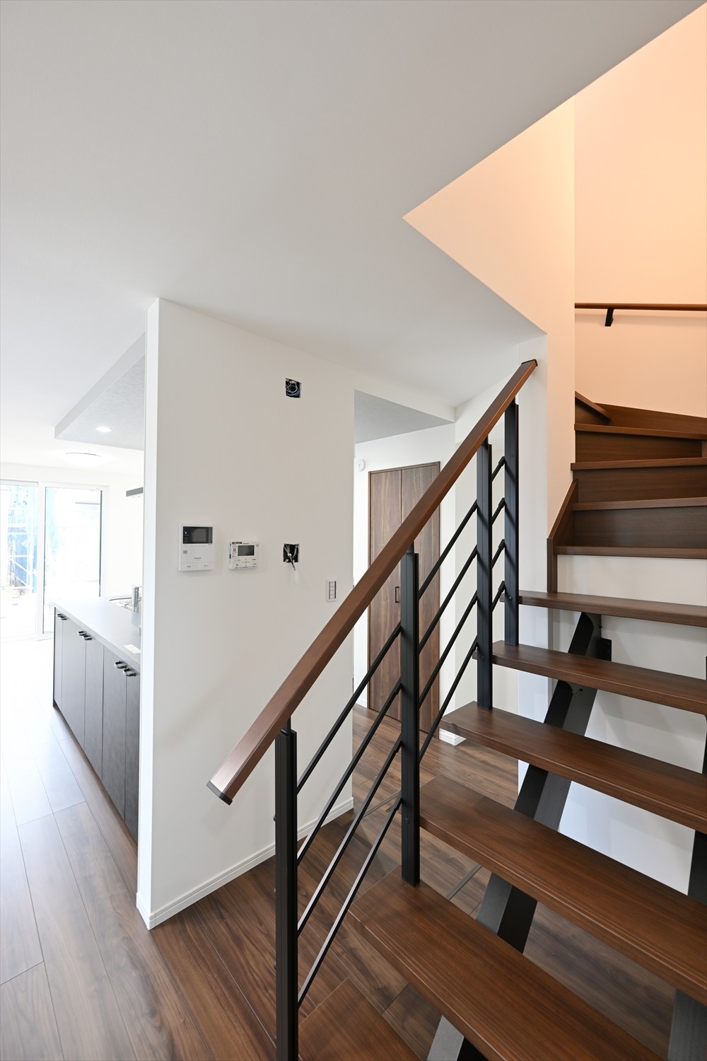 スケルトン階段とアイアン手すりのある階段ホール