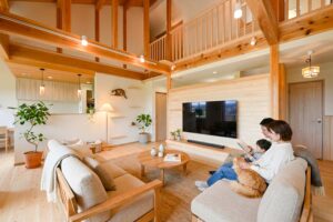 注文住宅で猫と暮らすリビング｜愛猫と家族がくつろぐ住まい