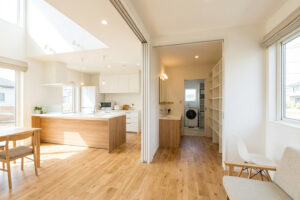 注文住宅で家事効率を高める回遊動線と収納計画のイメージ