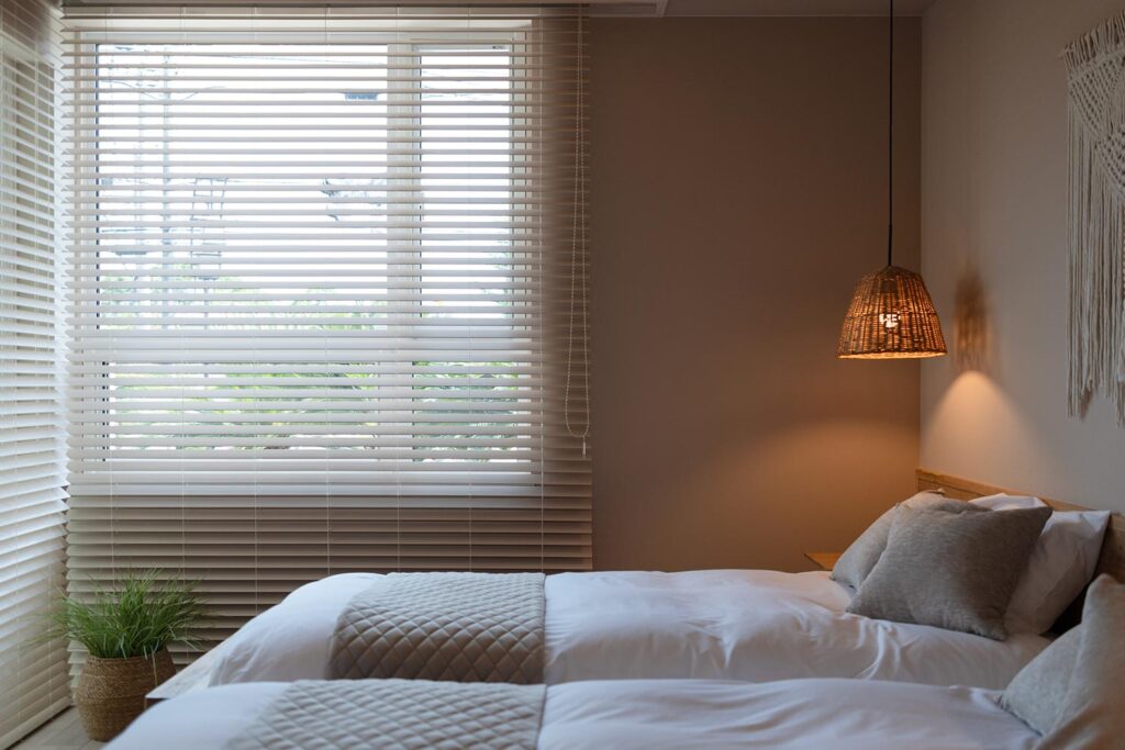大きな窓とブラインドで整えた窓まわり
