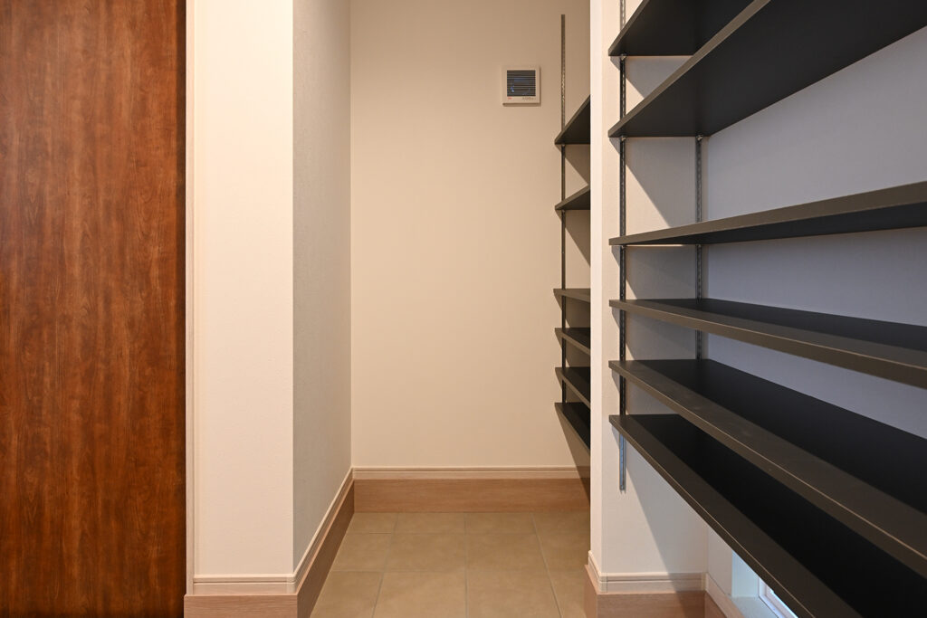 換気と照明を確保したシューズクロークの収納棚