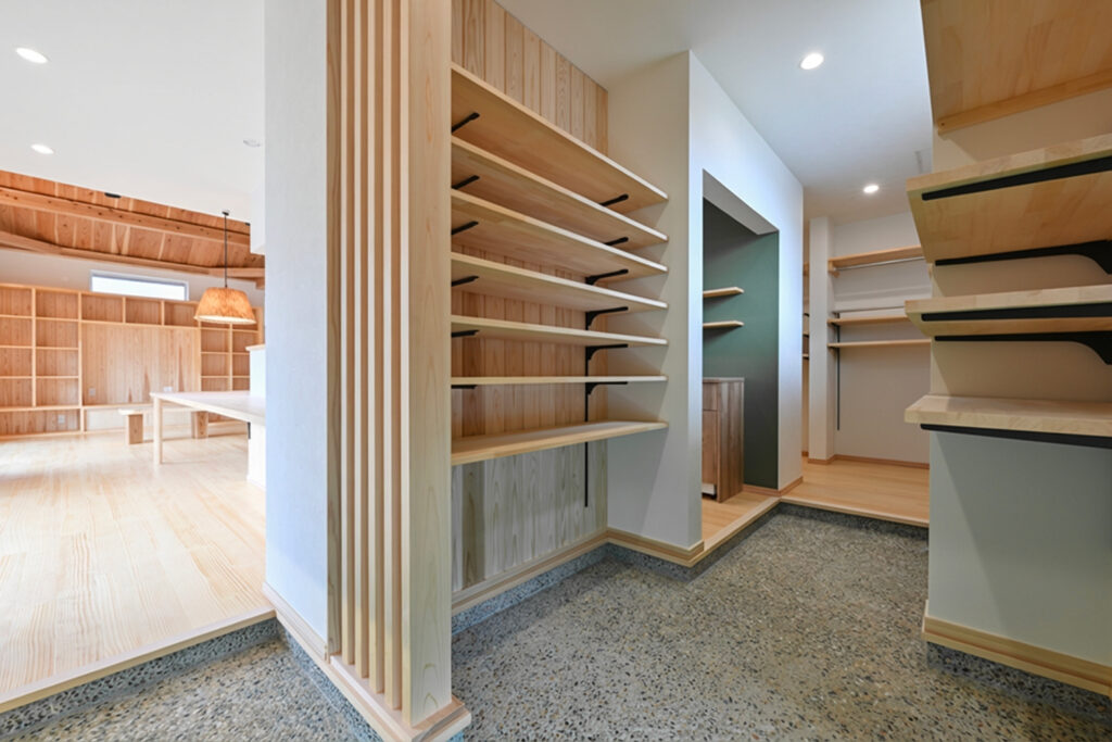 玄関土間の可動棚収納からキッチンへ抜ける家事動線｜買い物の荷下ろしがラクな間取り