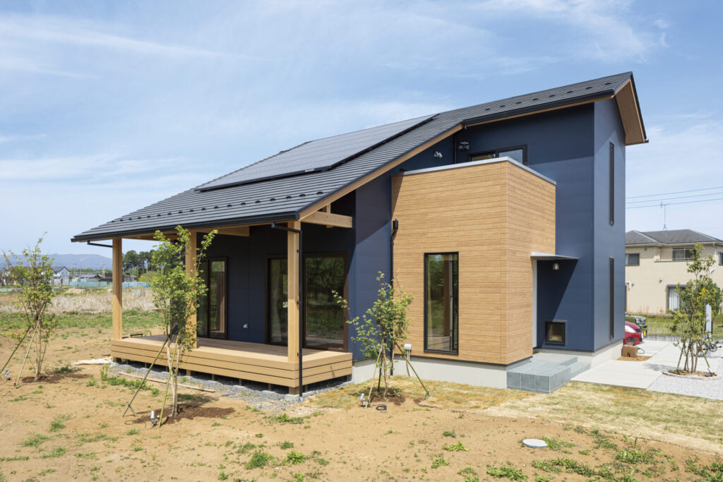 木目アクセントと片流れ屋根が映える1.5階の平屋の外観｜ウッドデッキのある注文住宅