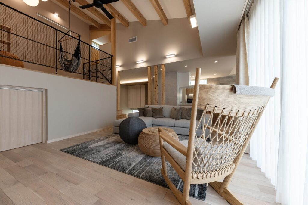 1.5階の平屋の吹き抜けリビングと小屋裏スペース｜平屋の暮らしやすさを注文住宅で実現