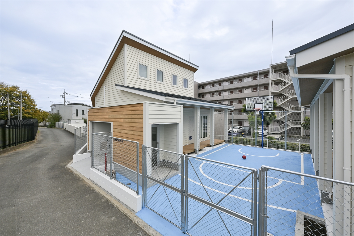 木目アクセントの外壁が印象的な職員寮B棟外観