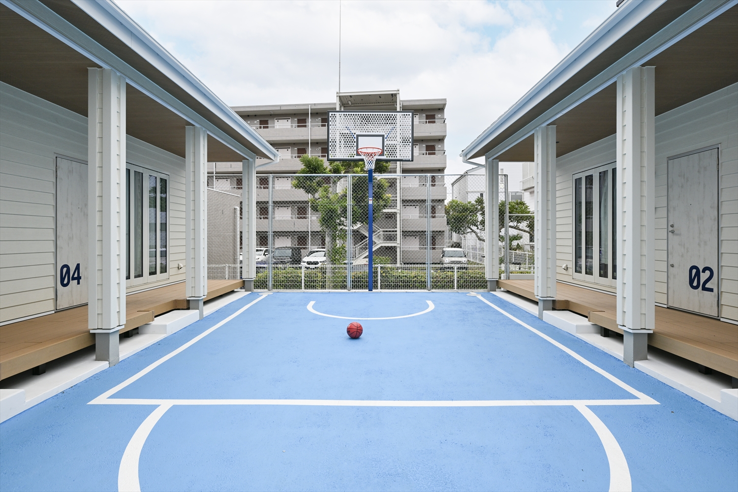 2棟に囲まれたパティオバスケットコートの全景