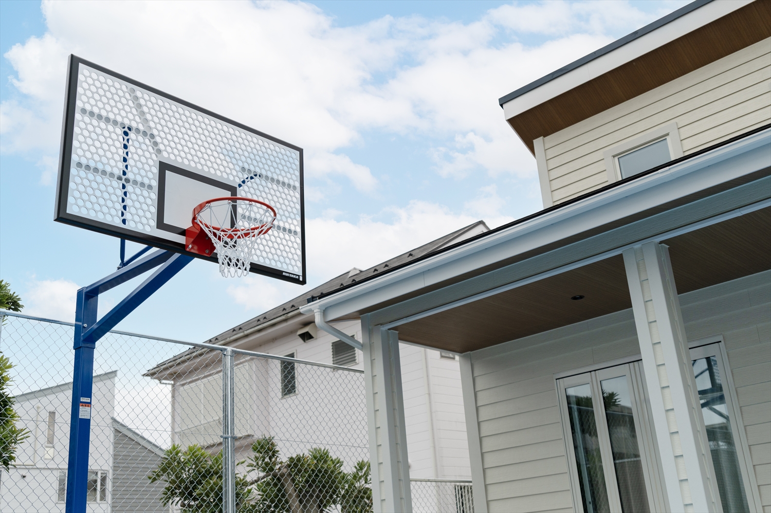 パティオに設置したバスケットゴールと外観の一部