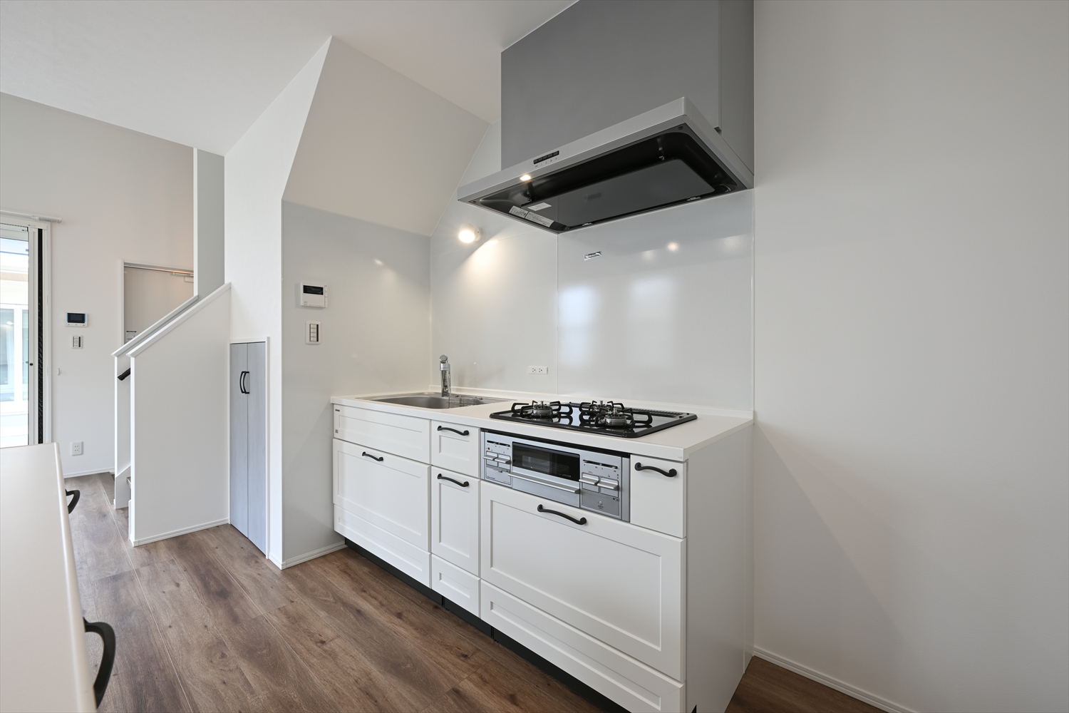 ガスコンロとシンクを備えた壁付けキッチン