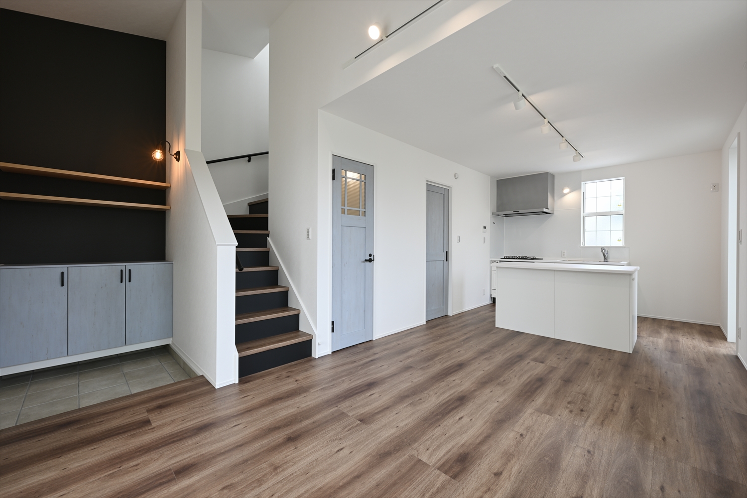 階段とキッチンが見えるLDKの室内全景