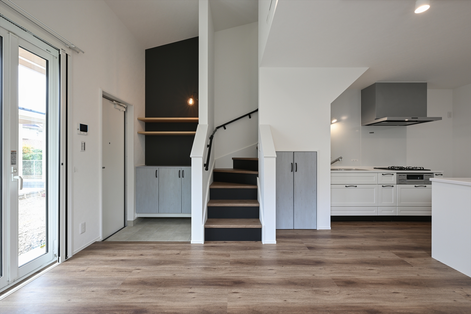 掃き出し窓と階段があるLDKの別アングル