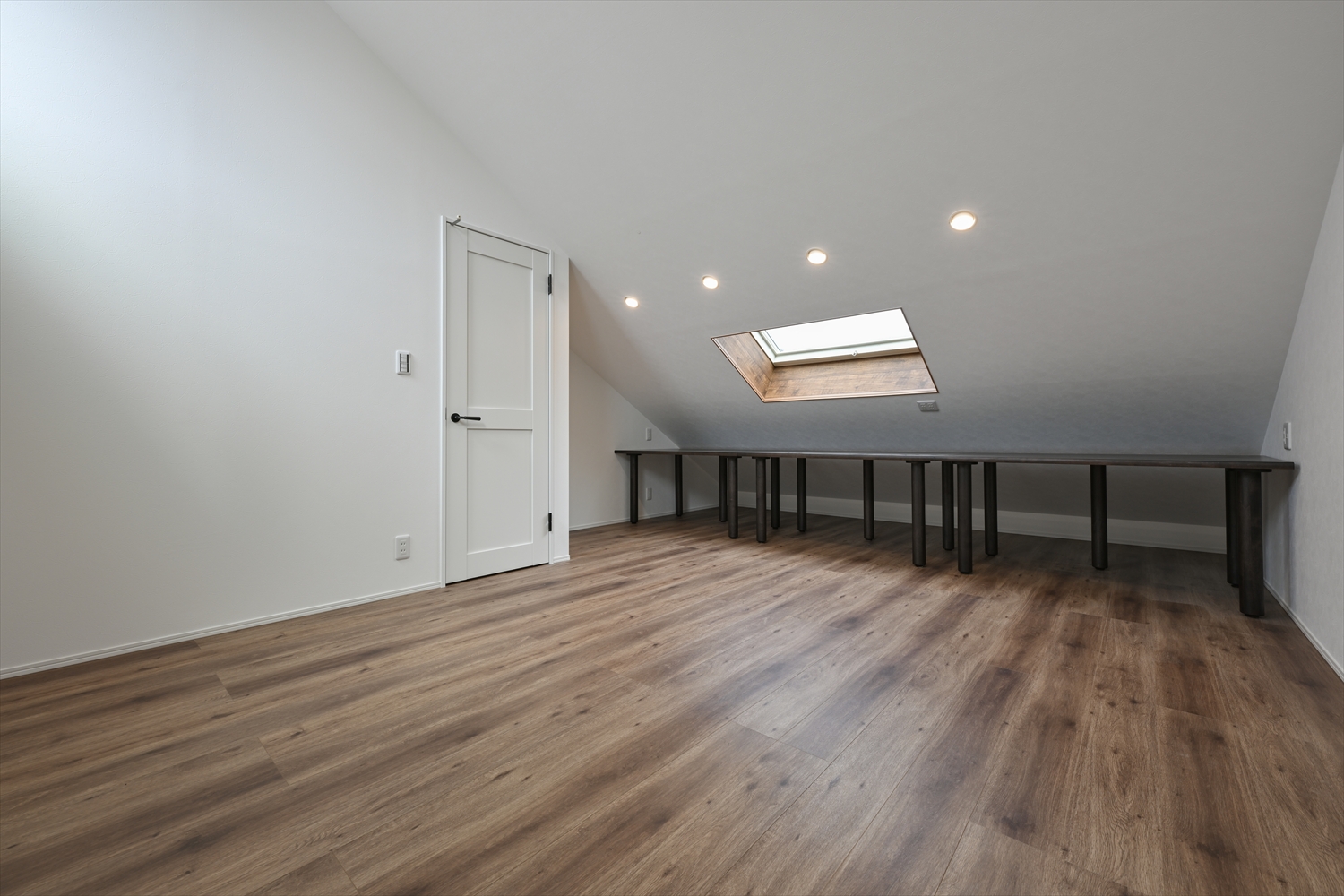 勾配天井と天窓がある小屋裏の納戸スペース